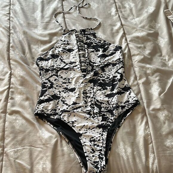 Cupshe Onepiece Swimsuit Size Large - Picture 1 of 4